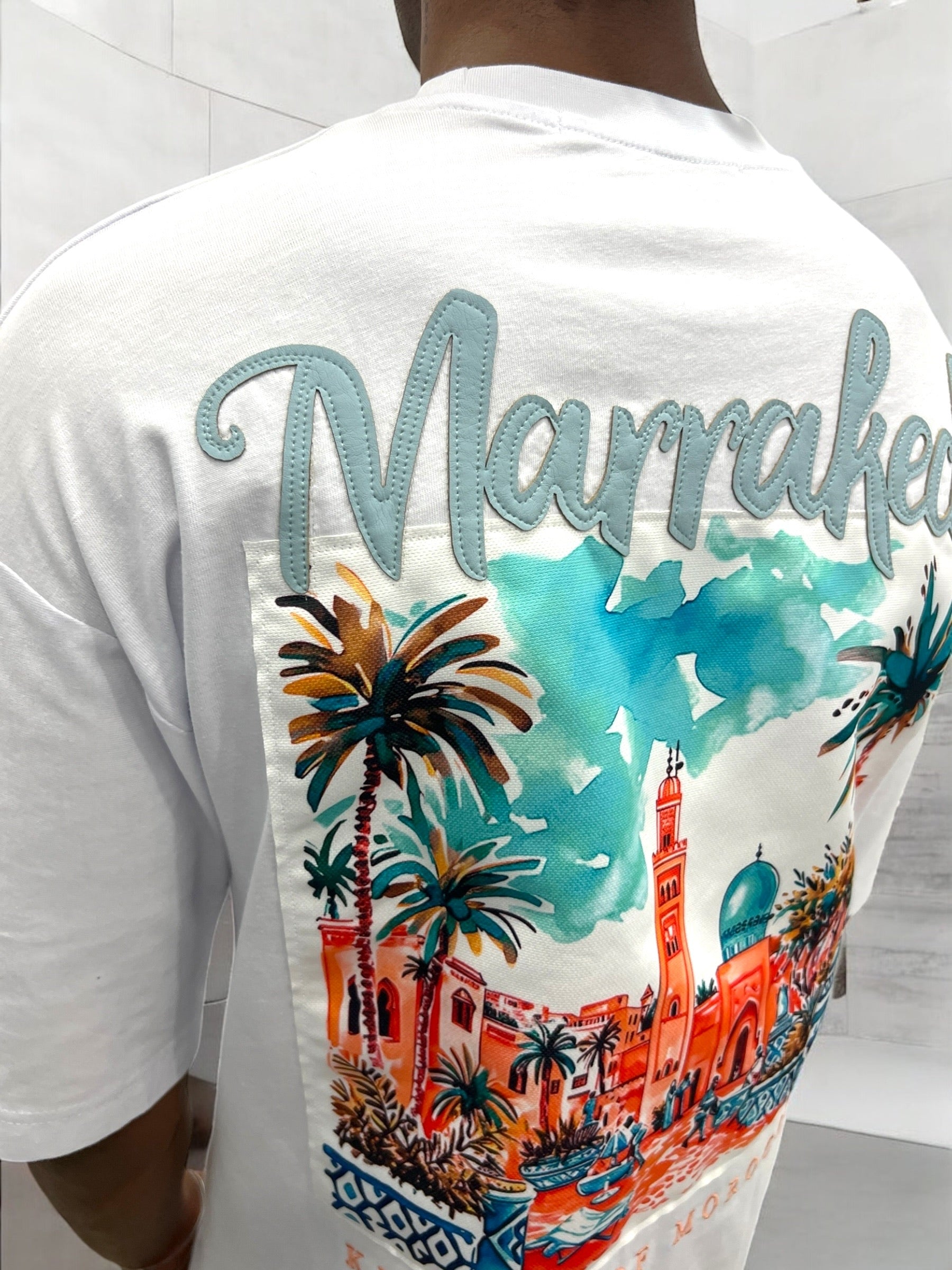 T-shirt oversize blanc “Marrakech” – Broderie premium & illustration marocaine