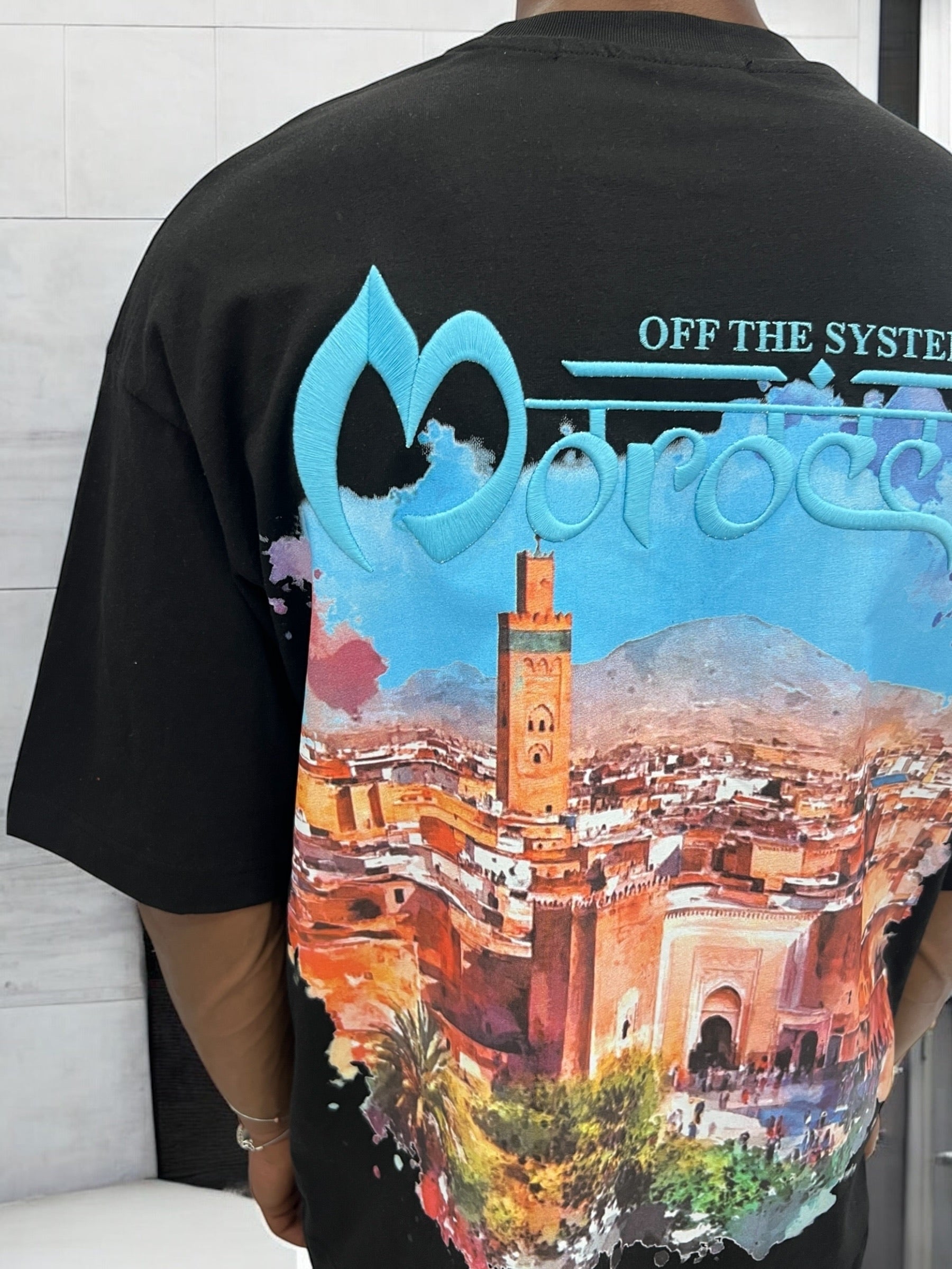 T-shirt oversize noir “Morocco” – Illustration artistique Marrakech OFF THE SYSTEM