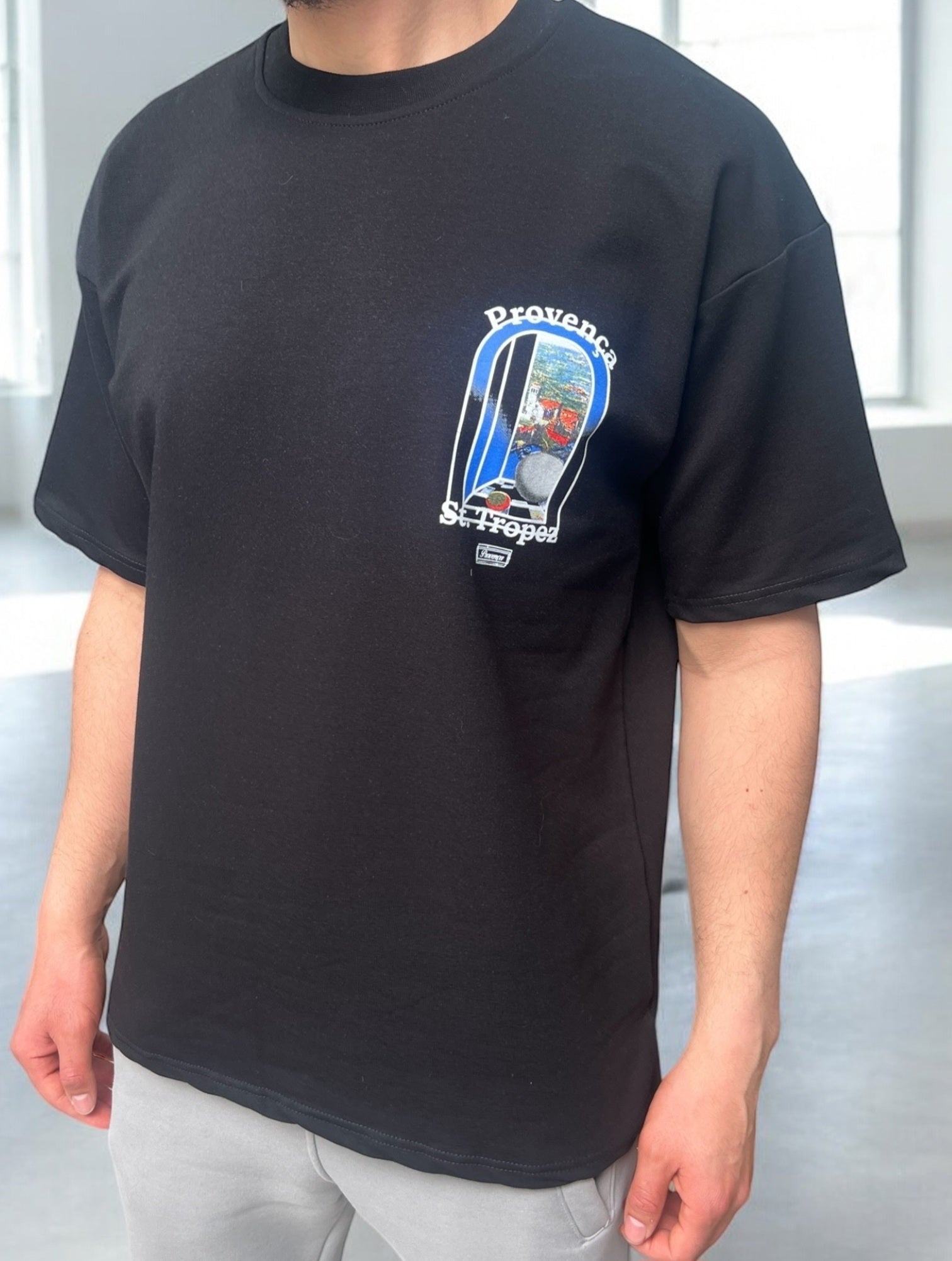 T-shirt noir oversize "Provença St. Tropez" – Imprimé graphique paysage Méditerranée