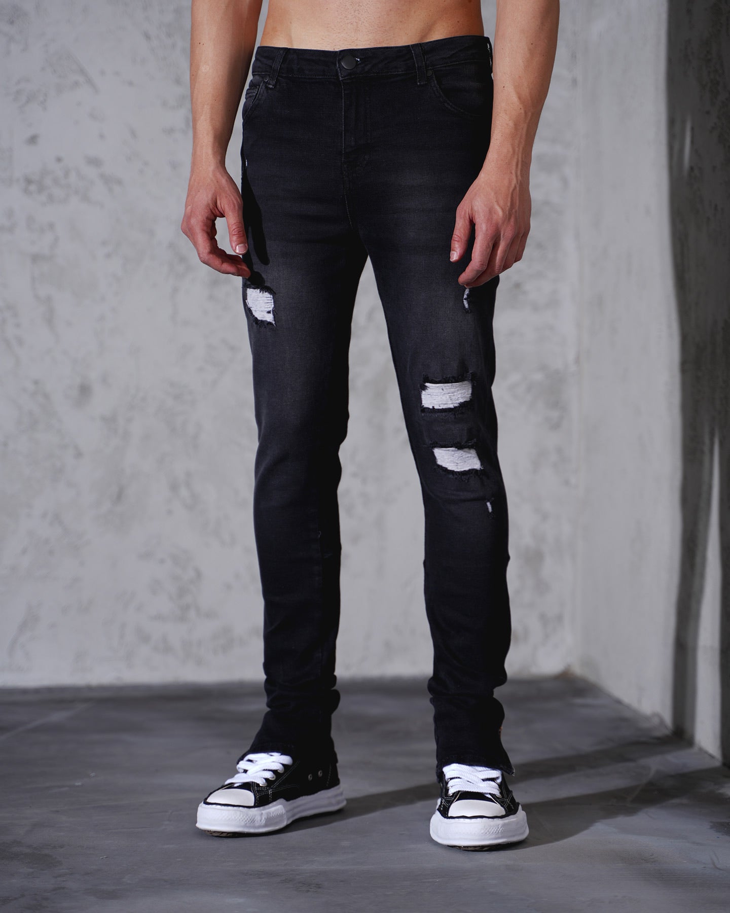 Jean noir slim déchiré homme – Détails destroy + zips chevilles