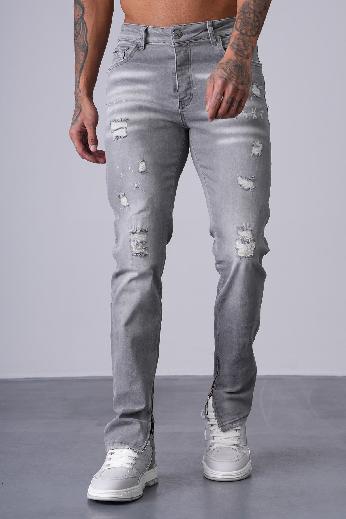 Jean gris homme délavé – Coupe droite avec effets destroy et éclaboussures