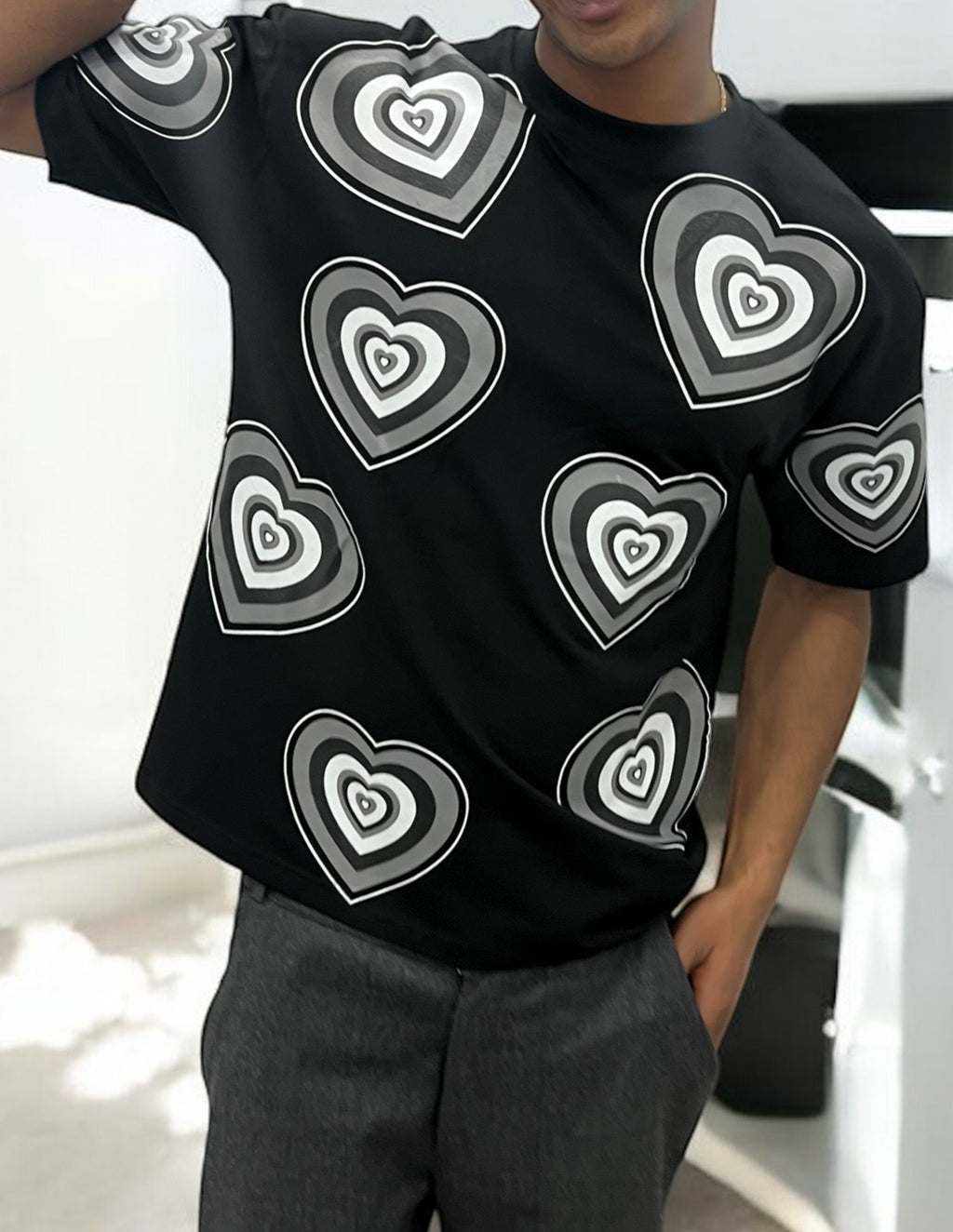 T-shirt oversize noir imprimé cœurs monochromes – Unisexe style graphique