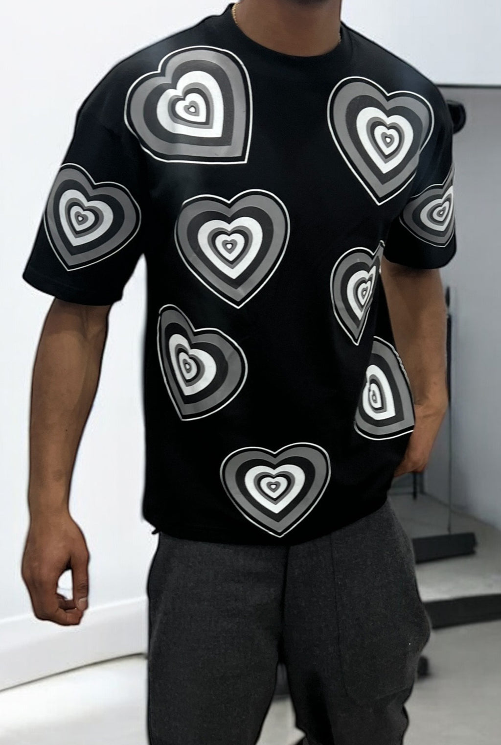 T-shirt oversize noir imprimé cœurs monochromes – Unisexe style graphique