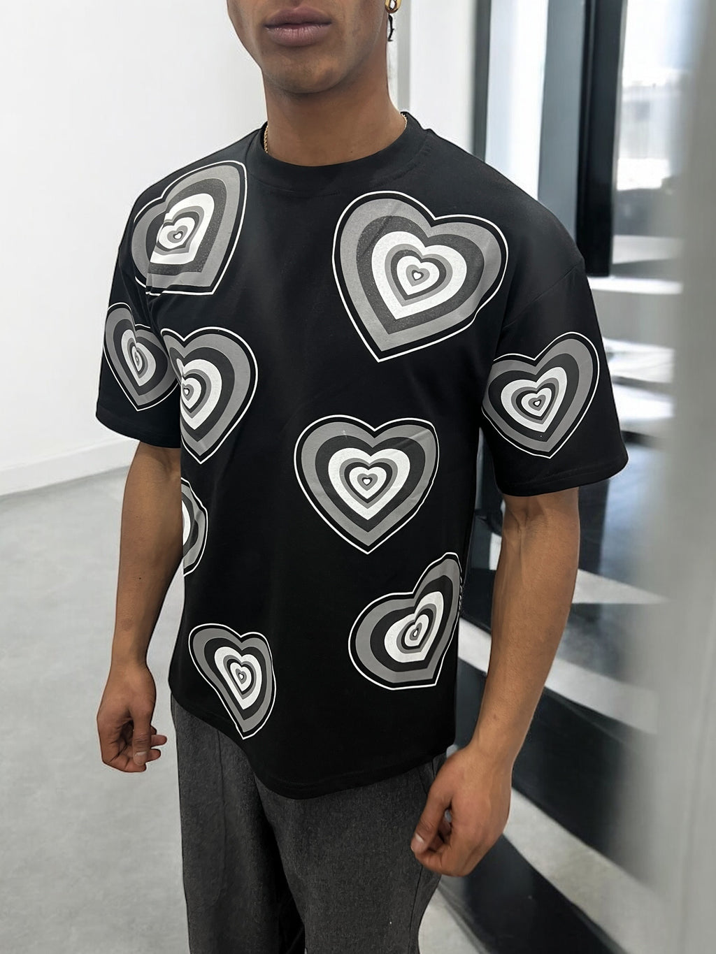 T-shirt oversize noir imprimé cœurs monochromes – Unisexe style graphique