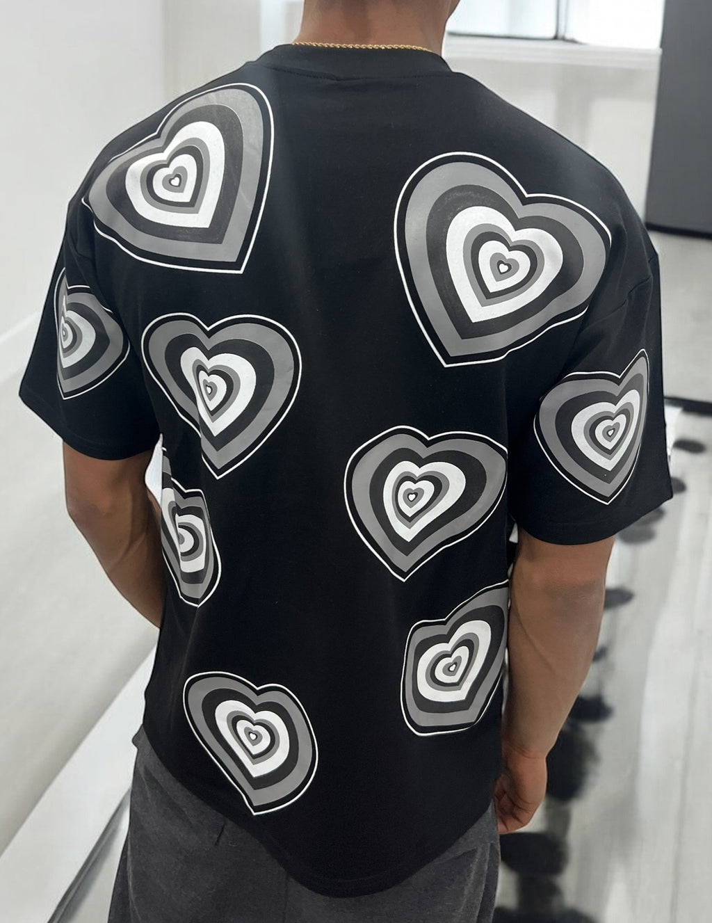 T-shirt oversize noir imprimé cœurs monochromes – Unisexe style graphique
