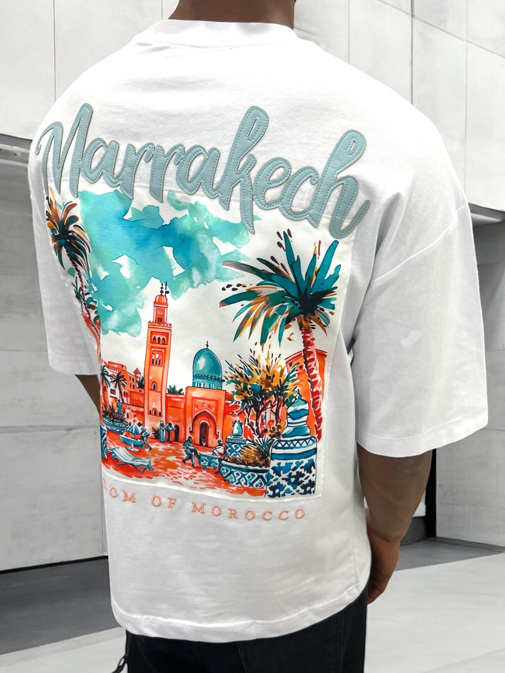 T-shirt oversize blanc “Marrakech” – Broderie premium & illustration marocaine