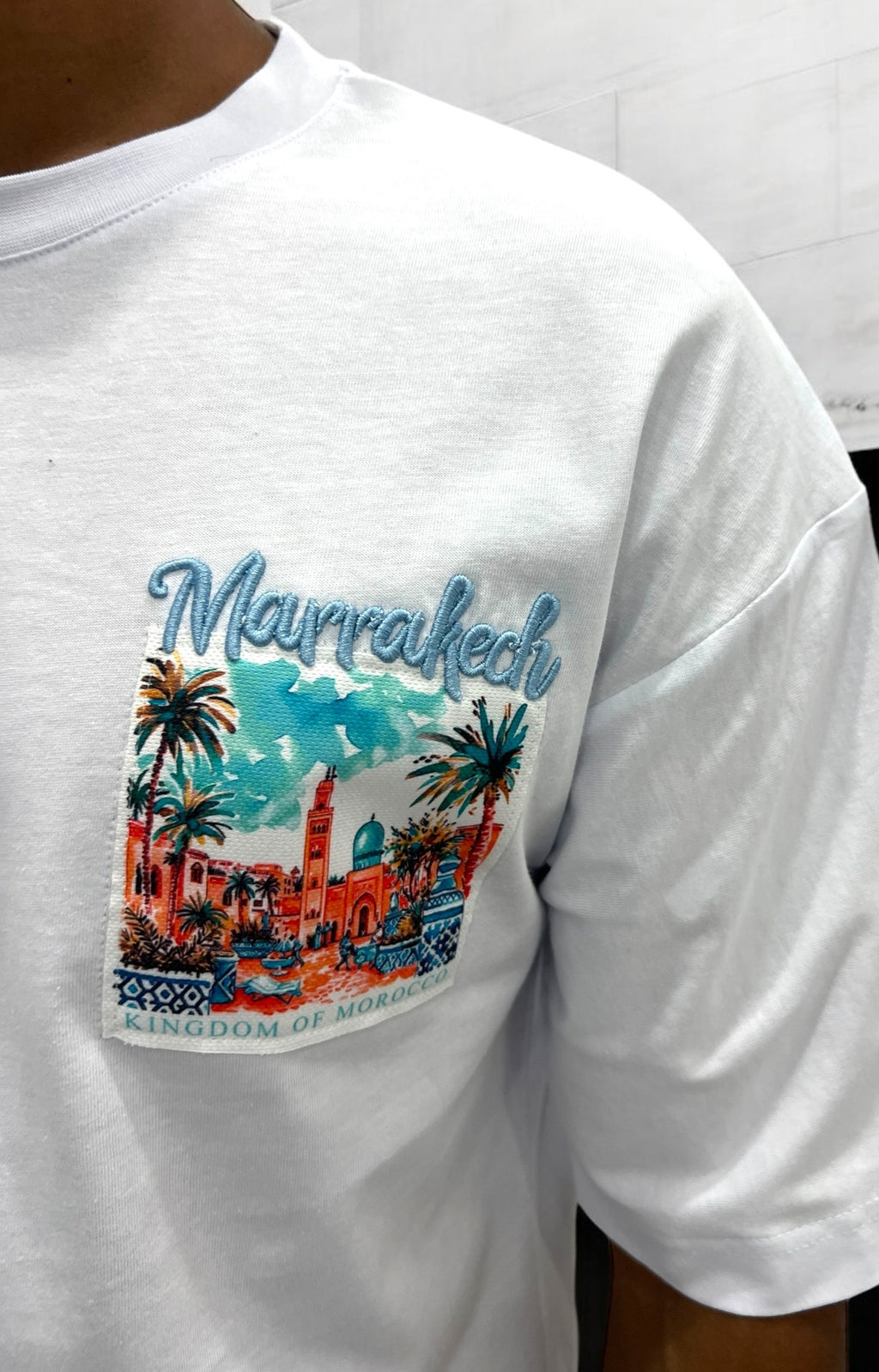 T-shirt oversize blanc “Marrakech” – Broderie premium & illustration marocaine