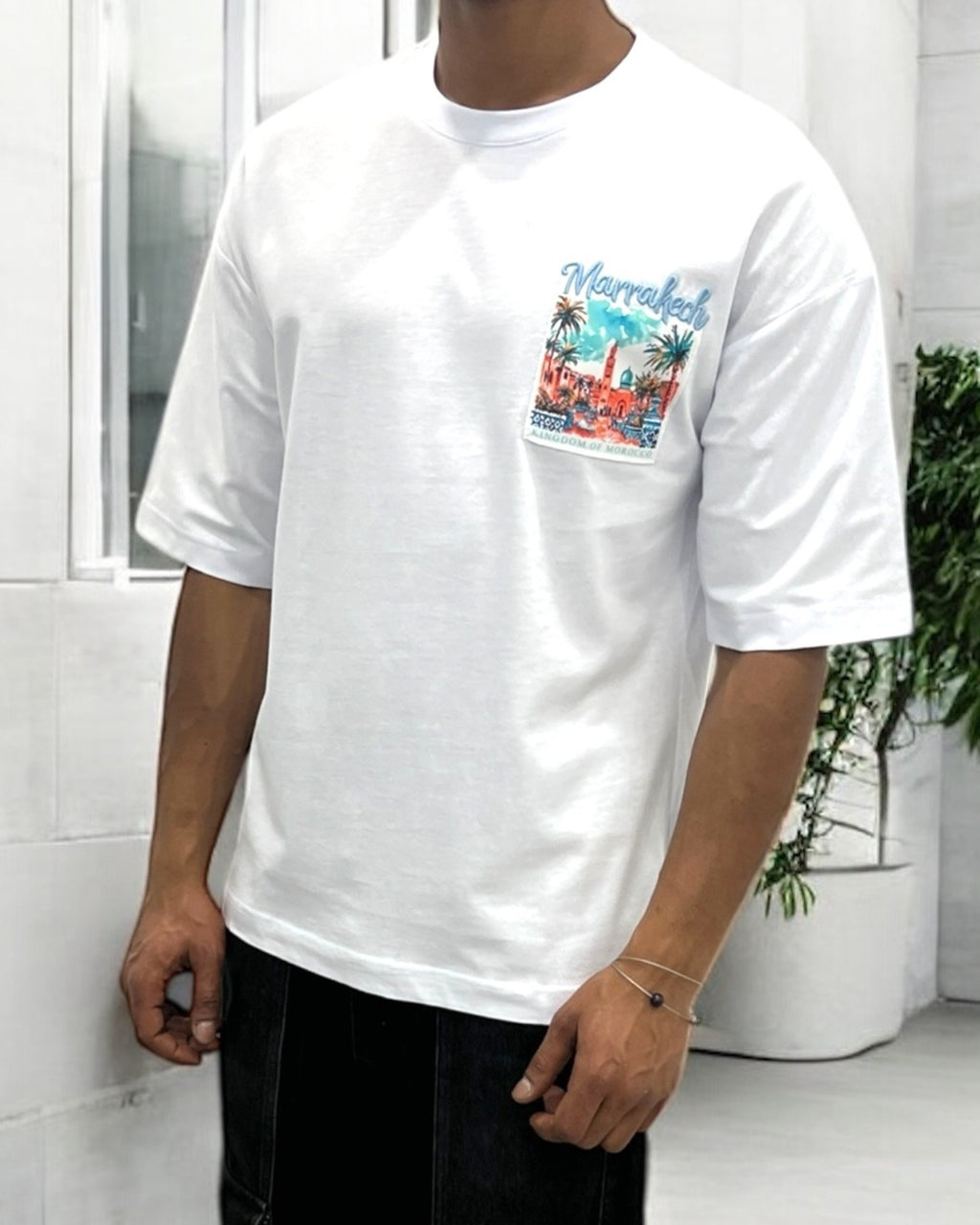 T-shirt oversize blanc “Marrakech” – Broderie premium & illustration marocaine