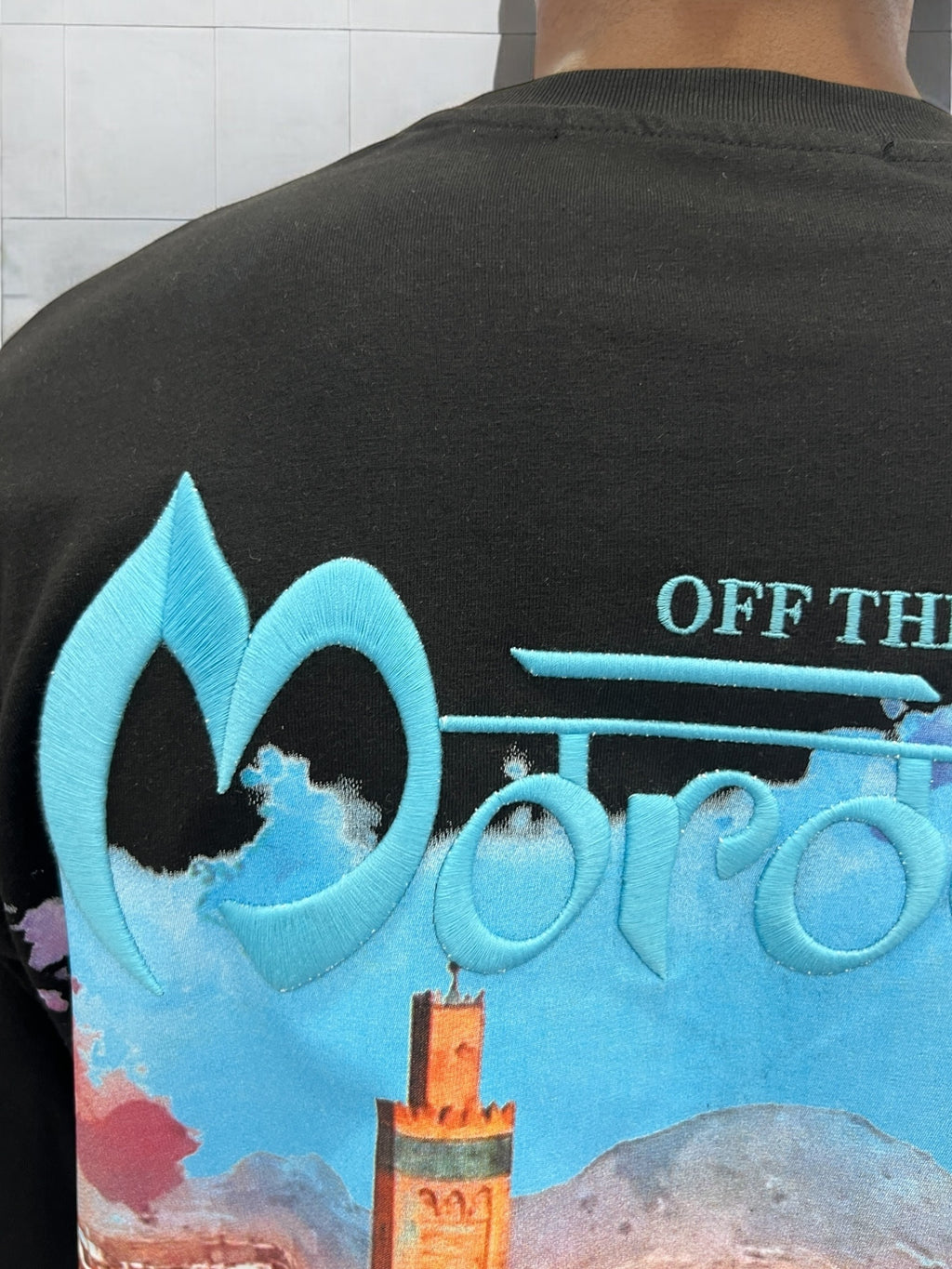 T-shirt oversize noir “Morocco” – Illustration artistique Marrakech OFF THE SYSTEM