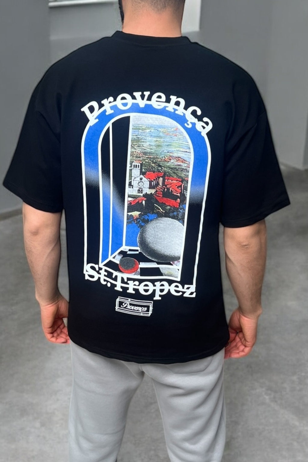 T-shirt noir oversize "Provença St. Tropez" – Imprimé graphique paysage Méditerranée