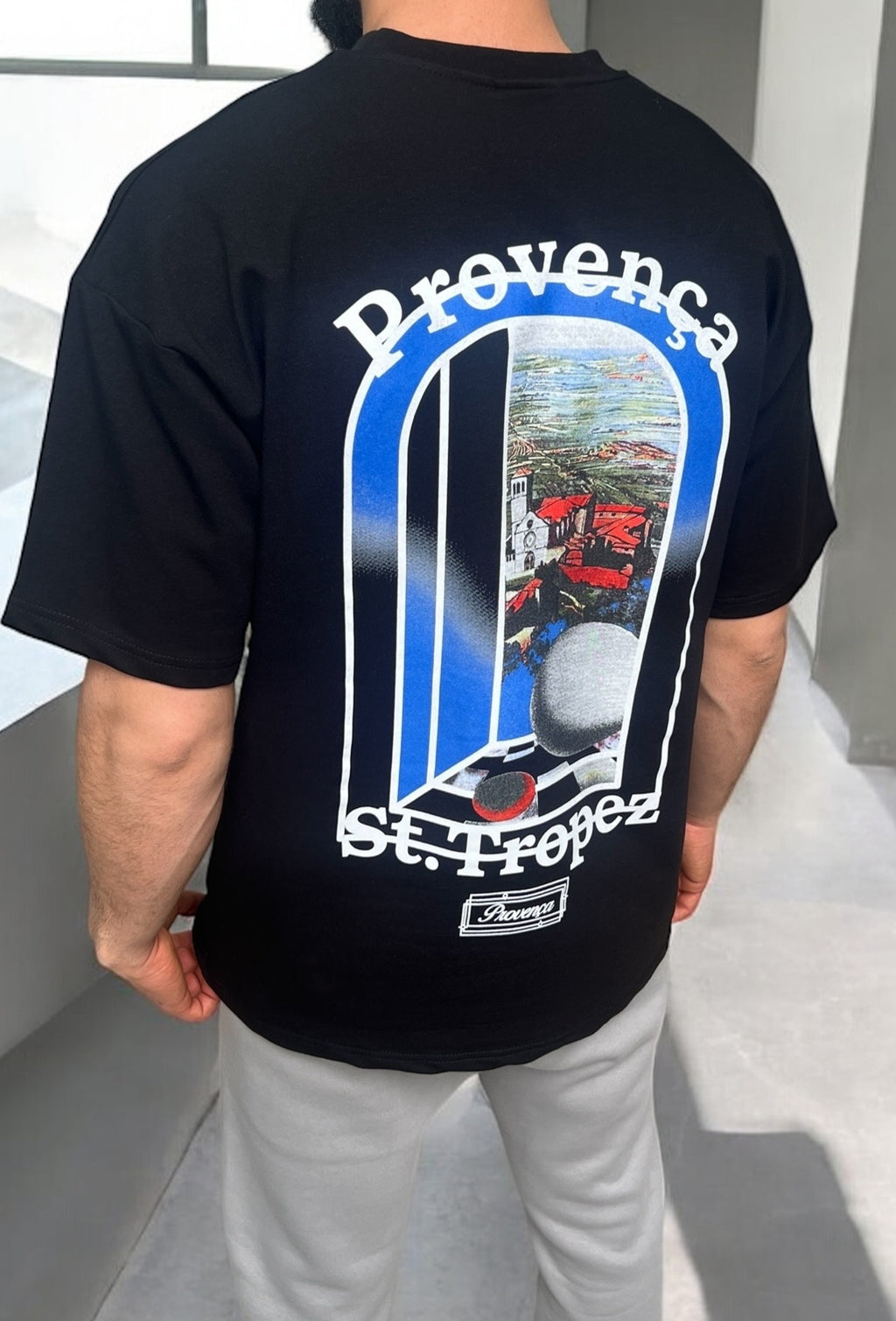 T-shirt noir oversize "Provença St. Tropez" – Imprimé graphique paysage Méditerranée