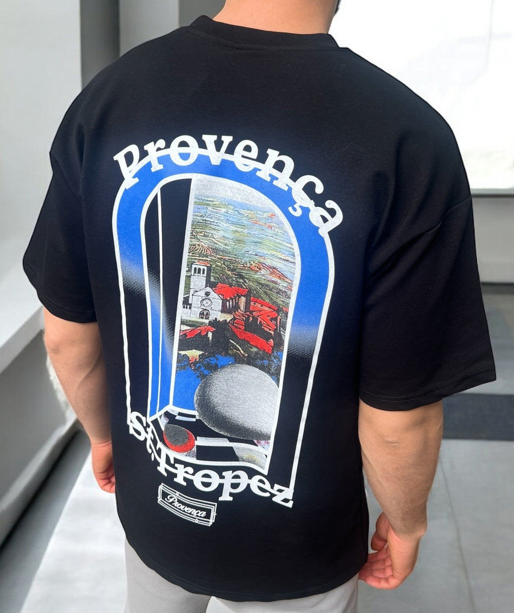 T-shirt noir oversize "Provença St. Tropez" – Imprimé graphique paysage Méditerranée