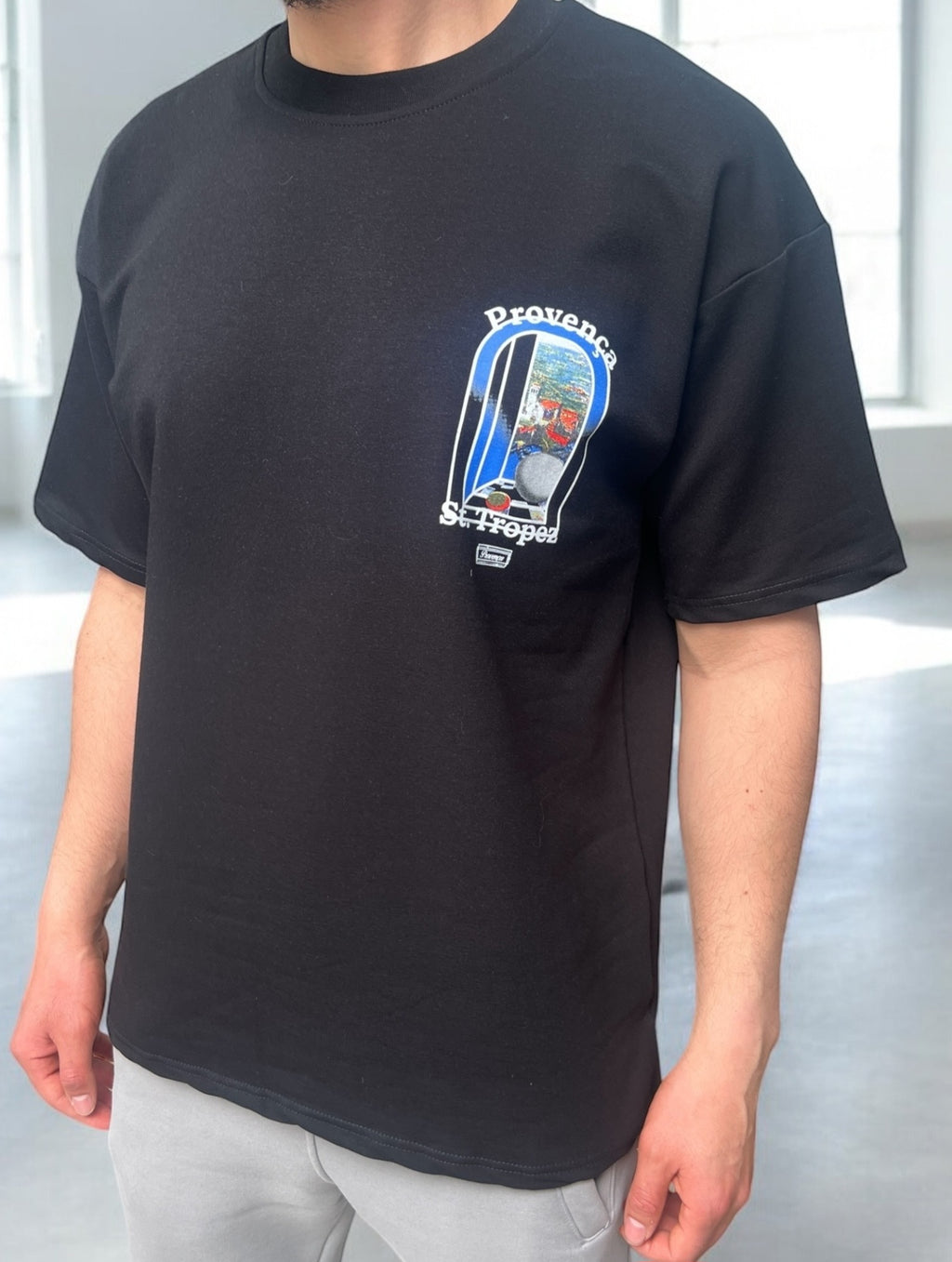 T-shirt noir oversize "Provença St. Tropez" – Imprimé graphique paysage Méditerranée