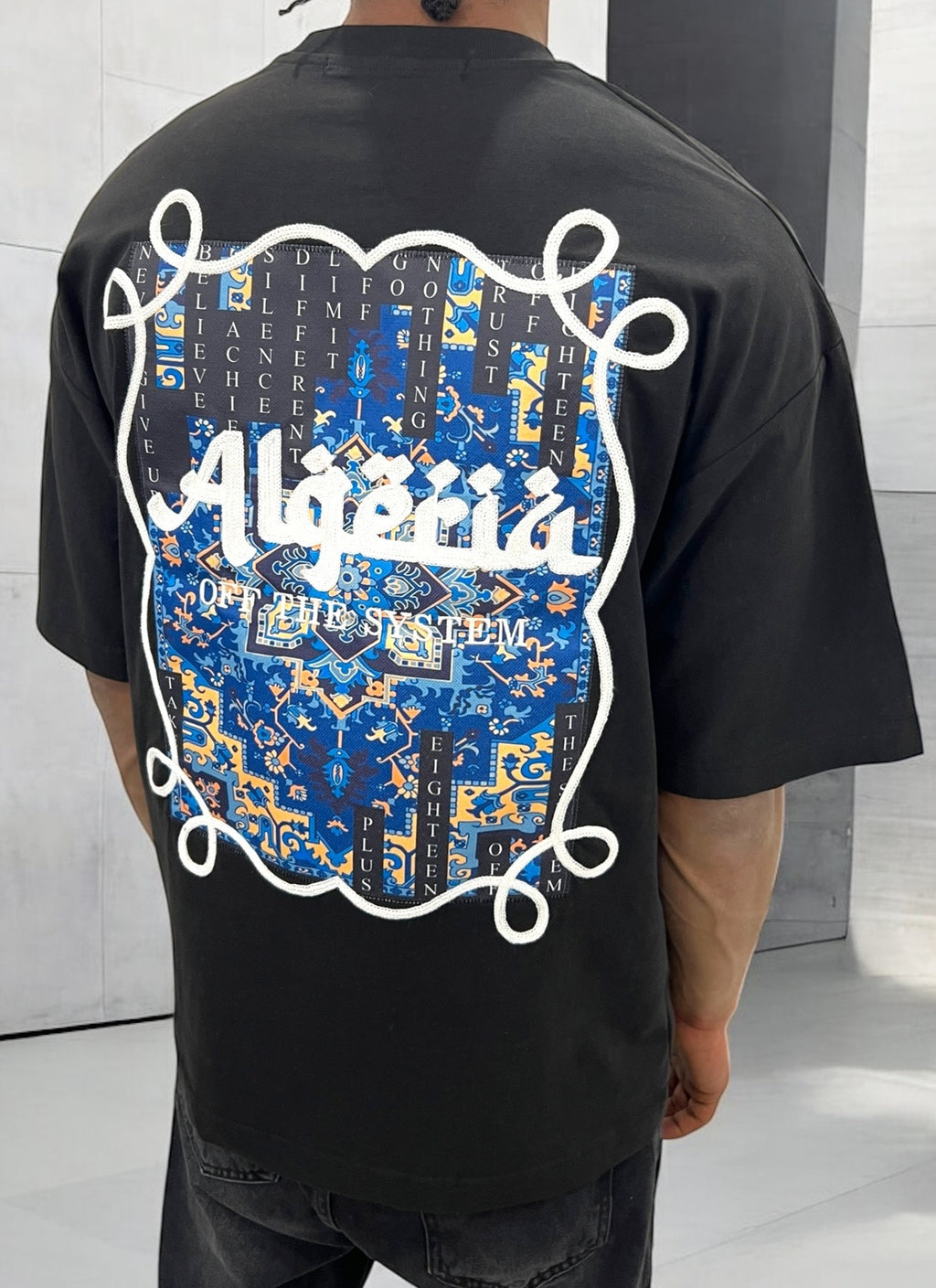 T-shirt oversize noir “Algéria” – Motif zellige bleu & broderie blanche