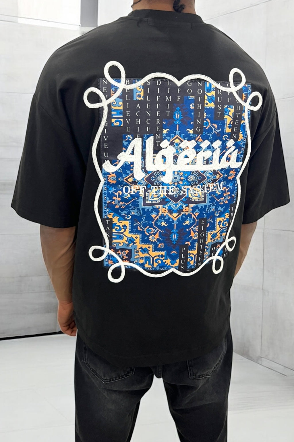 T-shirt oversize noir “Algéria” – Motif zellige bleu & broderie blanche