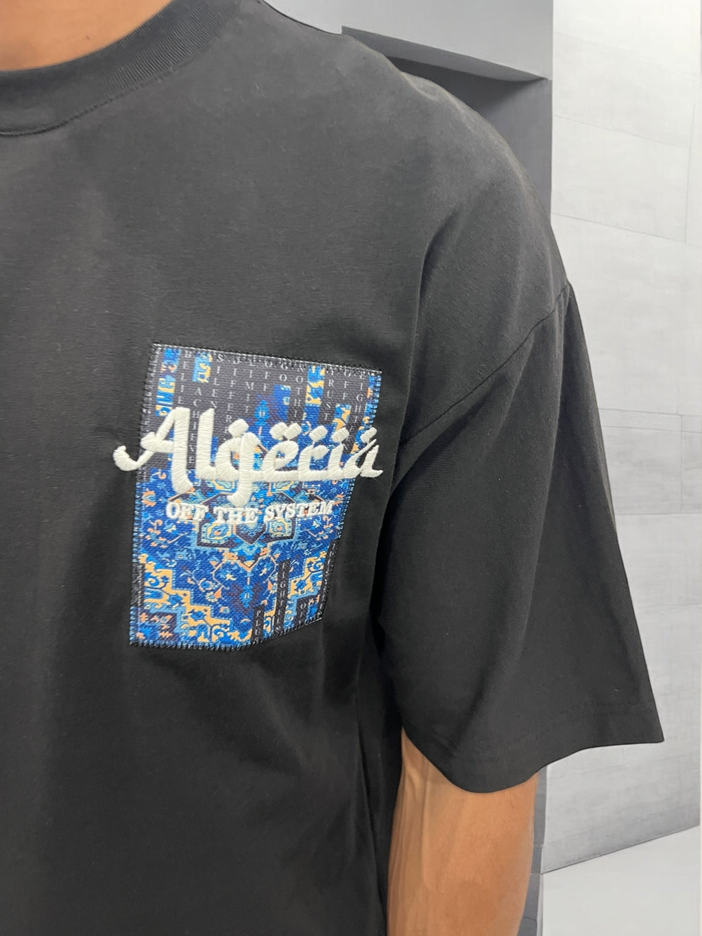 T-shirt oversize noir “Algéria” – Motif zellige bleu & broderie blanche