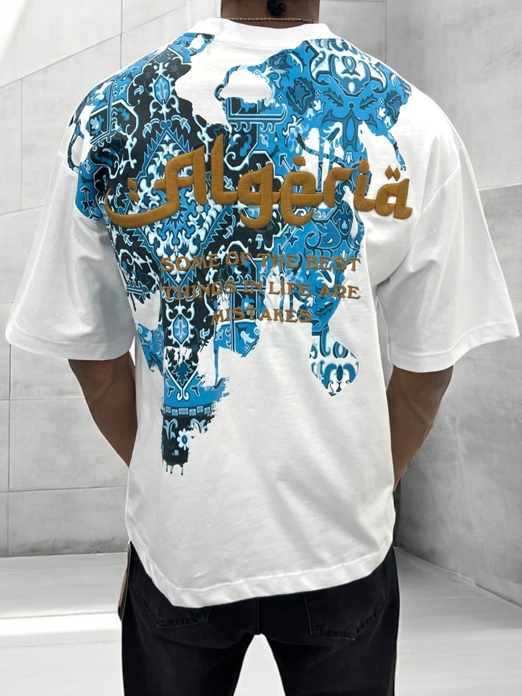 T-shirt oversize blanc "Algeria" – Motif traditionnel bleu & lettrage doré