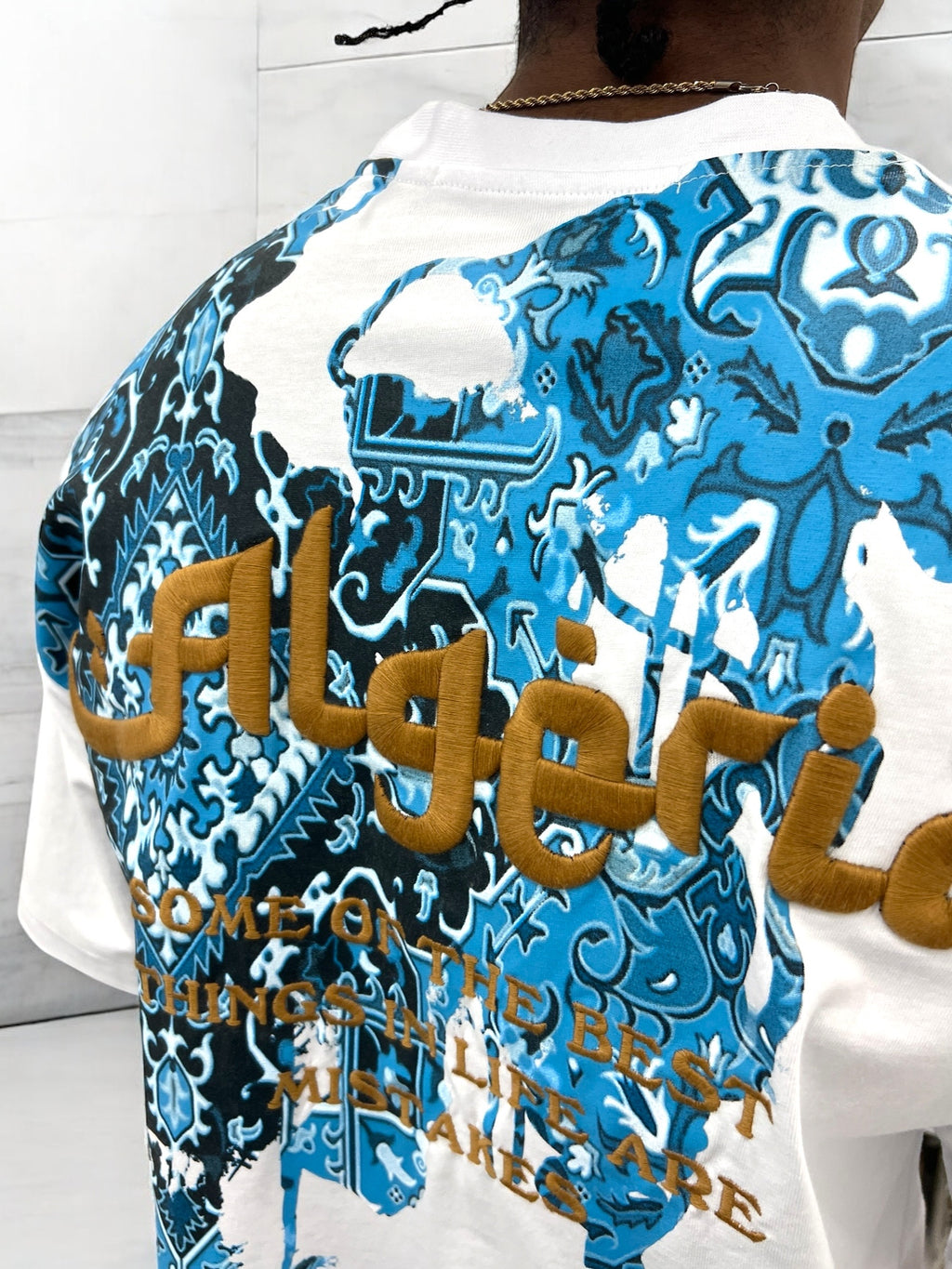 T-shirt oversize blanc "Algeria" – Motif traditionnel bleu & lettrage doré