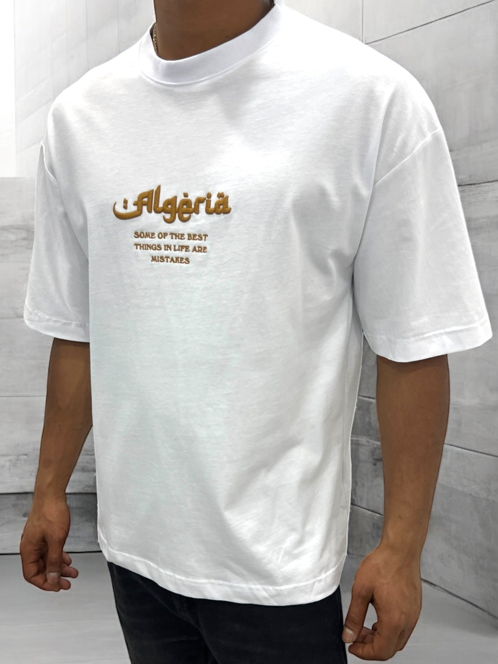 T-shirt oversize blanc "Algeria" – Motif traditionnel bleu & lettrage doré