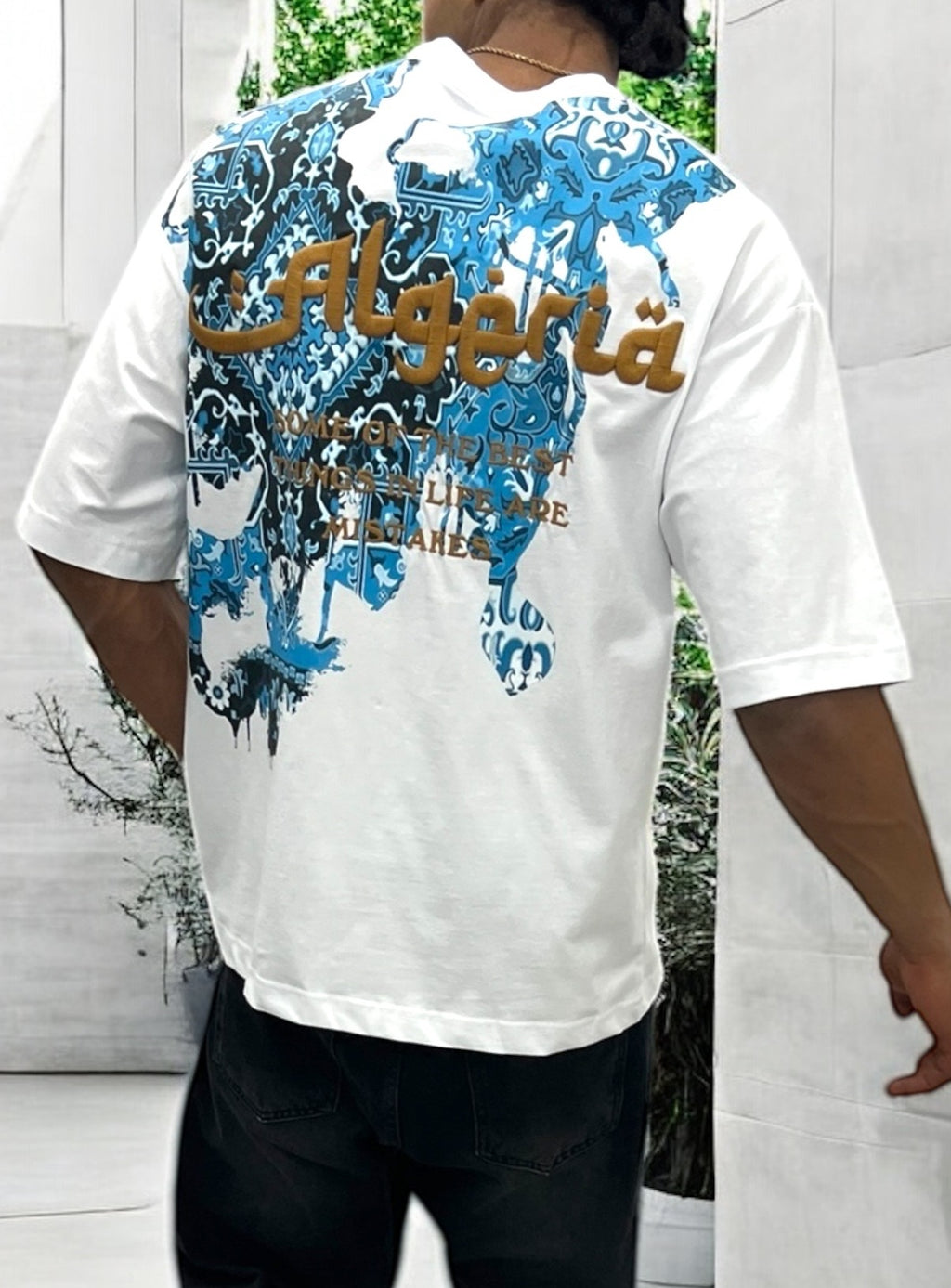 T-shirt oversize blanc "Algeria" – Motif traditionnel bleu & lettrage doré