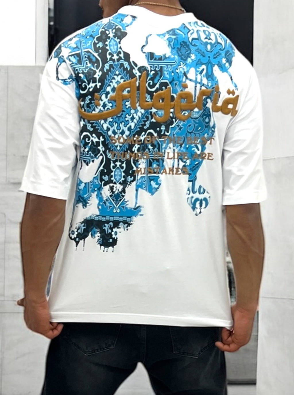 T-shirt oversize blanc "Algeria" – Motif traditionnel bleu & lettrage doré