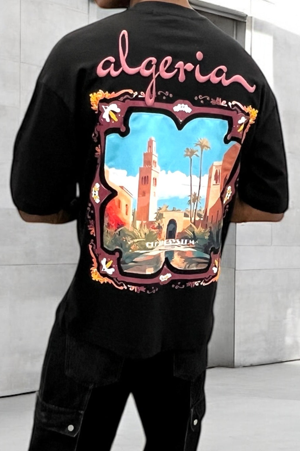 T-shirt oversize noir “Algeria” – Design illustratif et broderie rose orientale