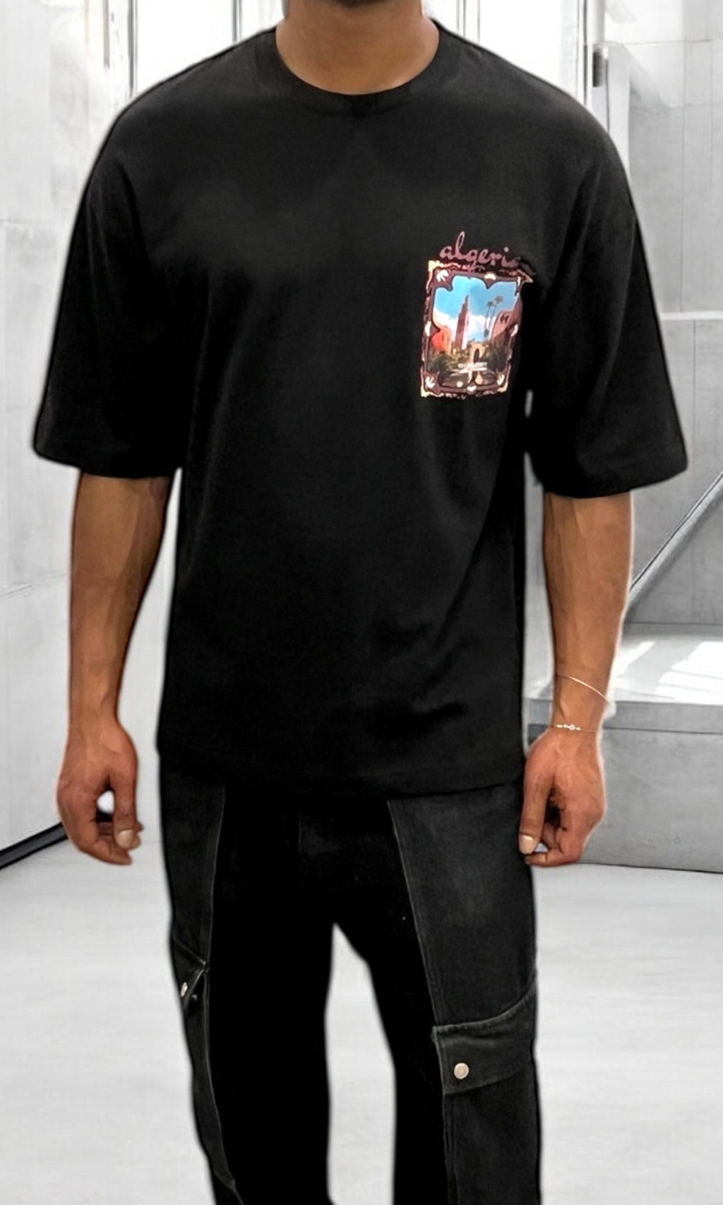 T-shirt oversize noir “Algeria” – Design illustratif et broderie rose orientale