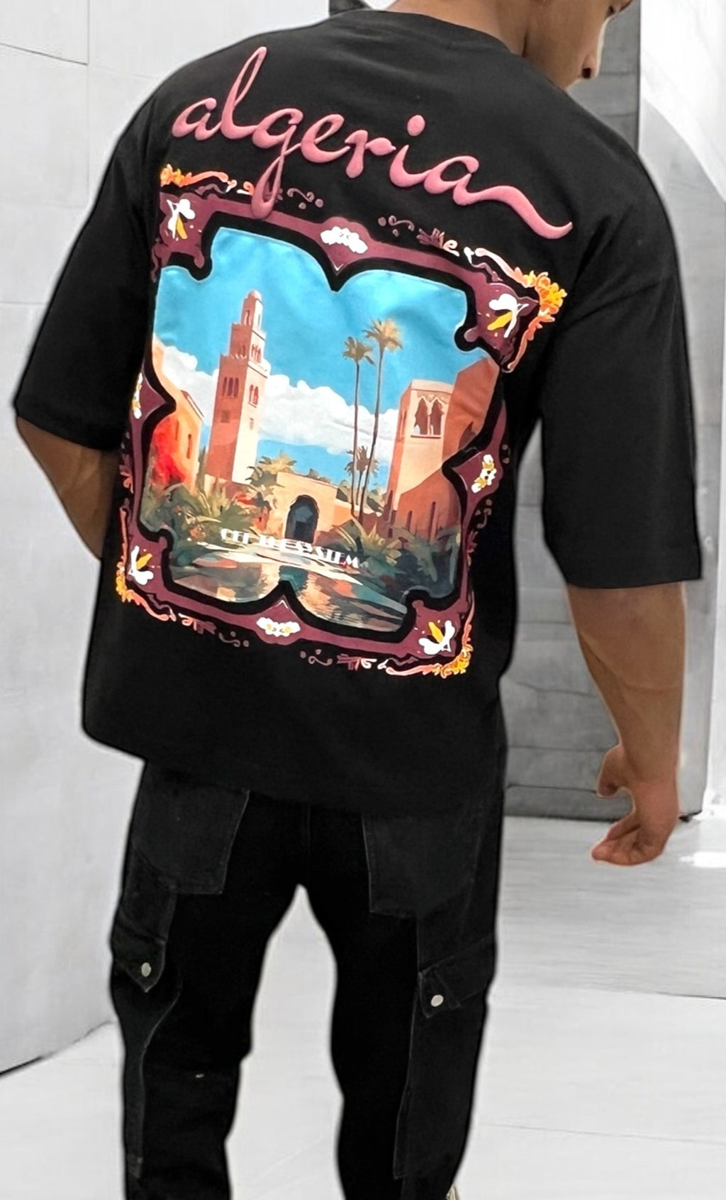 T-shirt oversize noir “Algeria” – Design illustratif et broderie rose orientale