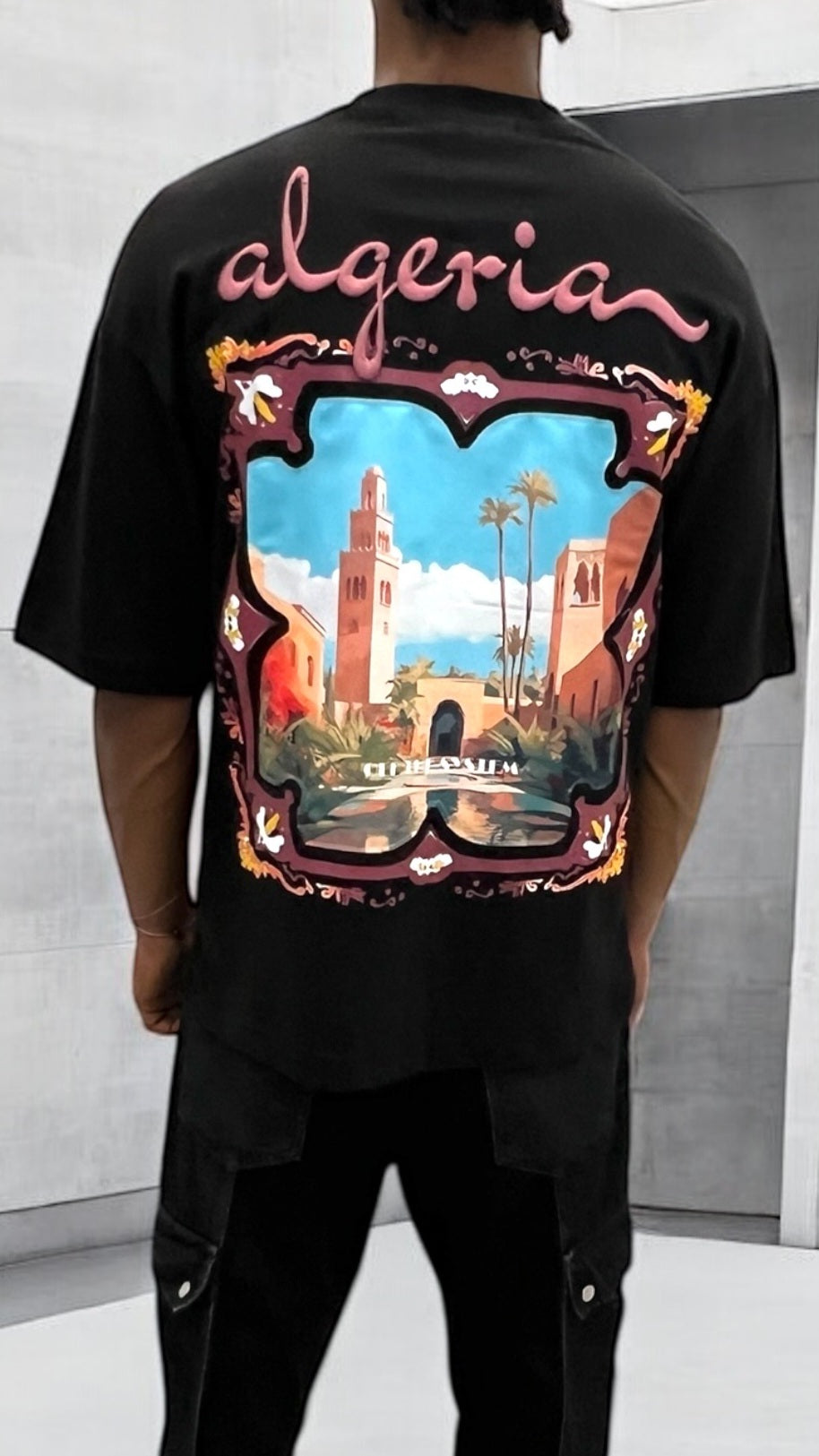T-shirt oversize noir “Algeria” – Design illustratif et broderie rose orientale