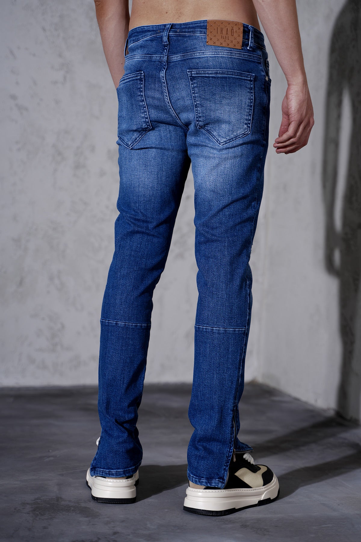 Jean bleu foncé homme avec zip chevilles – Coupe droite effet usé