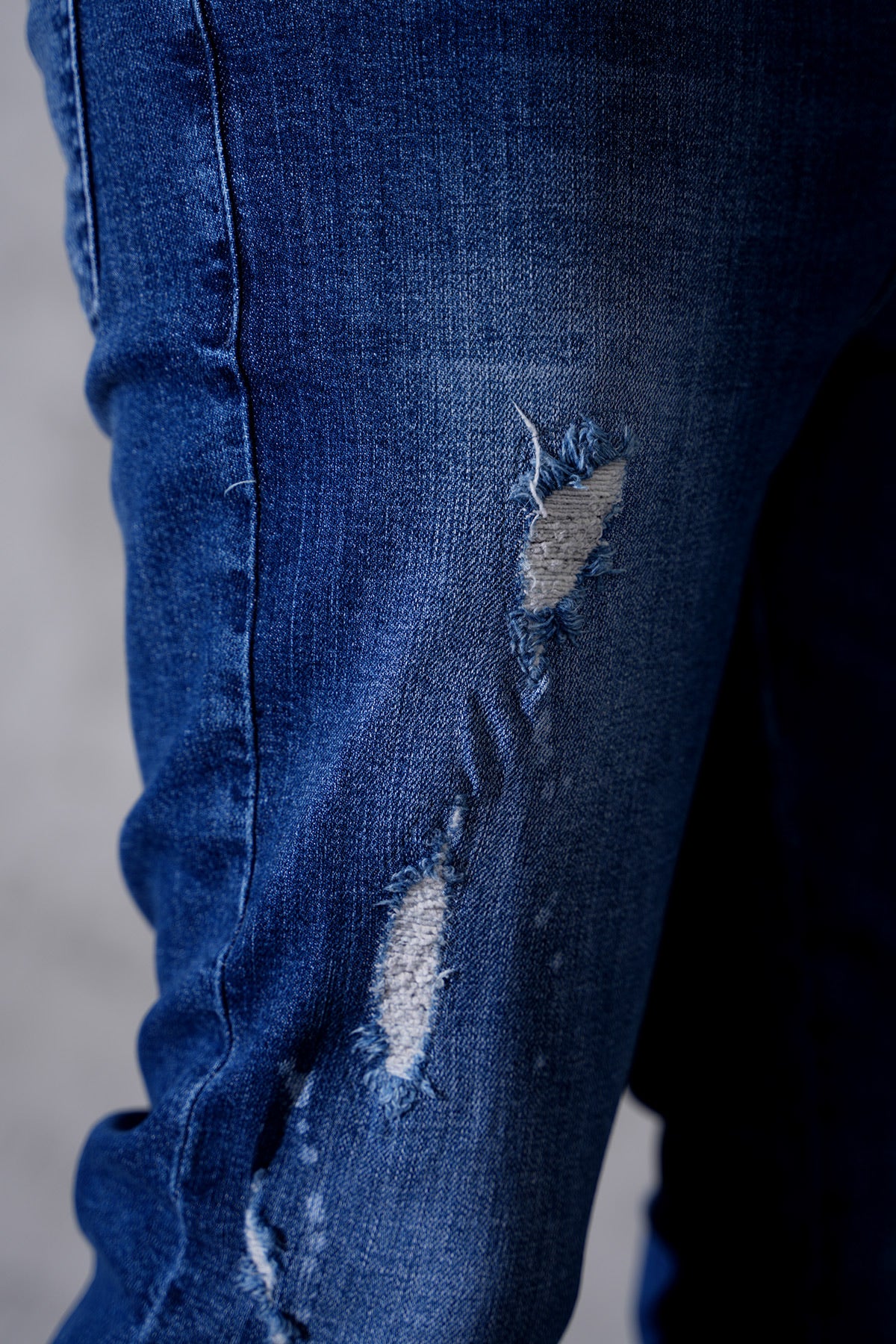 Jean bleu foncé homme avec zip chevilles – Coupe droite effet usé