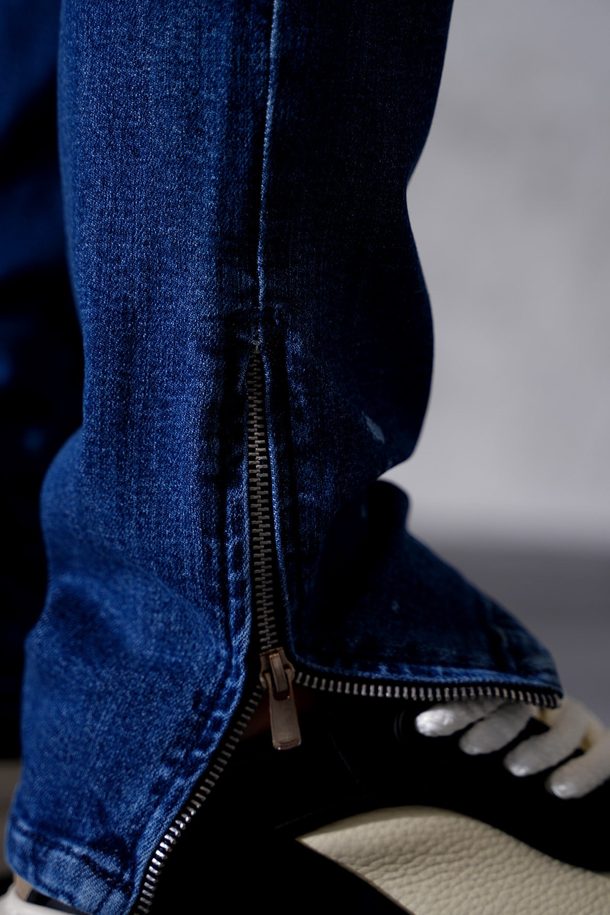 Jean bleu foncé homme avec zip chevilles – Coupe droite effet usé