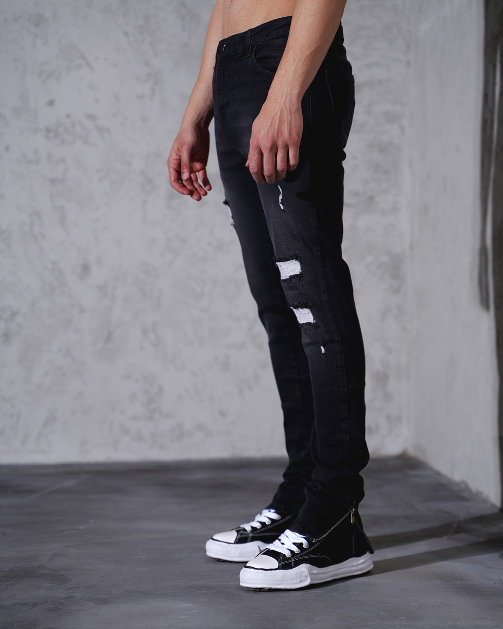 Jean noir slim déchiré homme – Détails destroy + zips chevilles