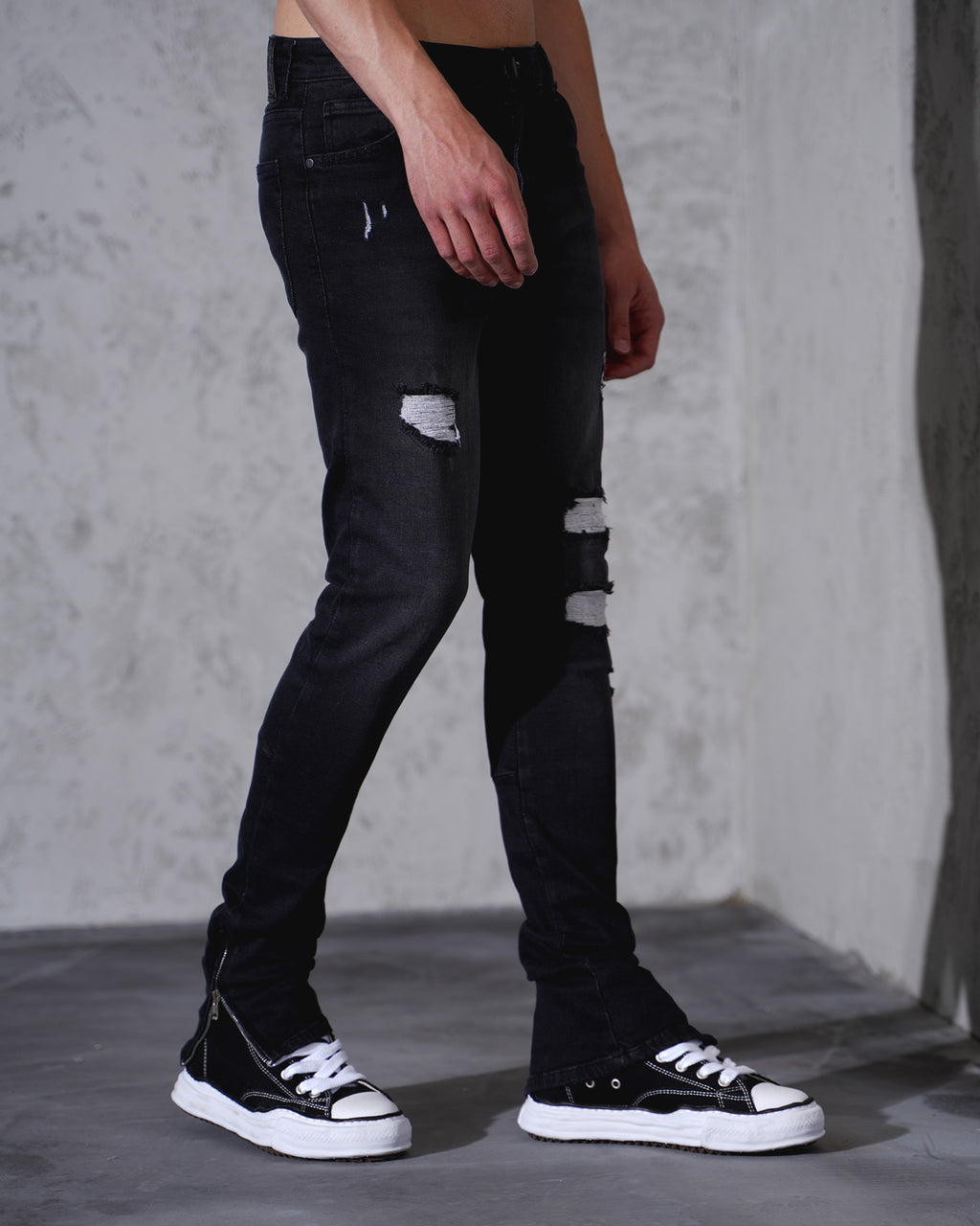 Jean noir slim déchiré homme – Détails destroy + zips chevilles