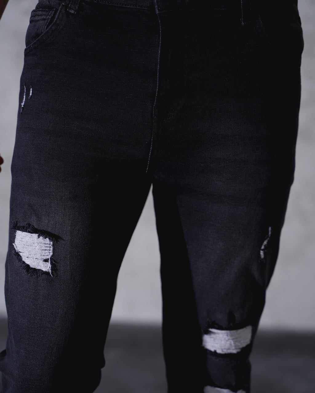 Jean noir slim déchiré homme – Détails destroy + zips chevilles