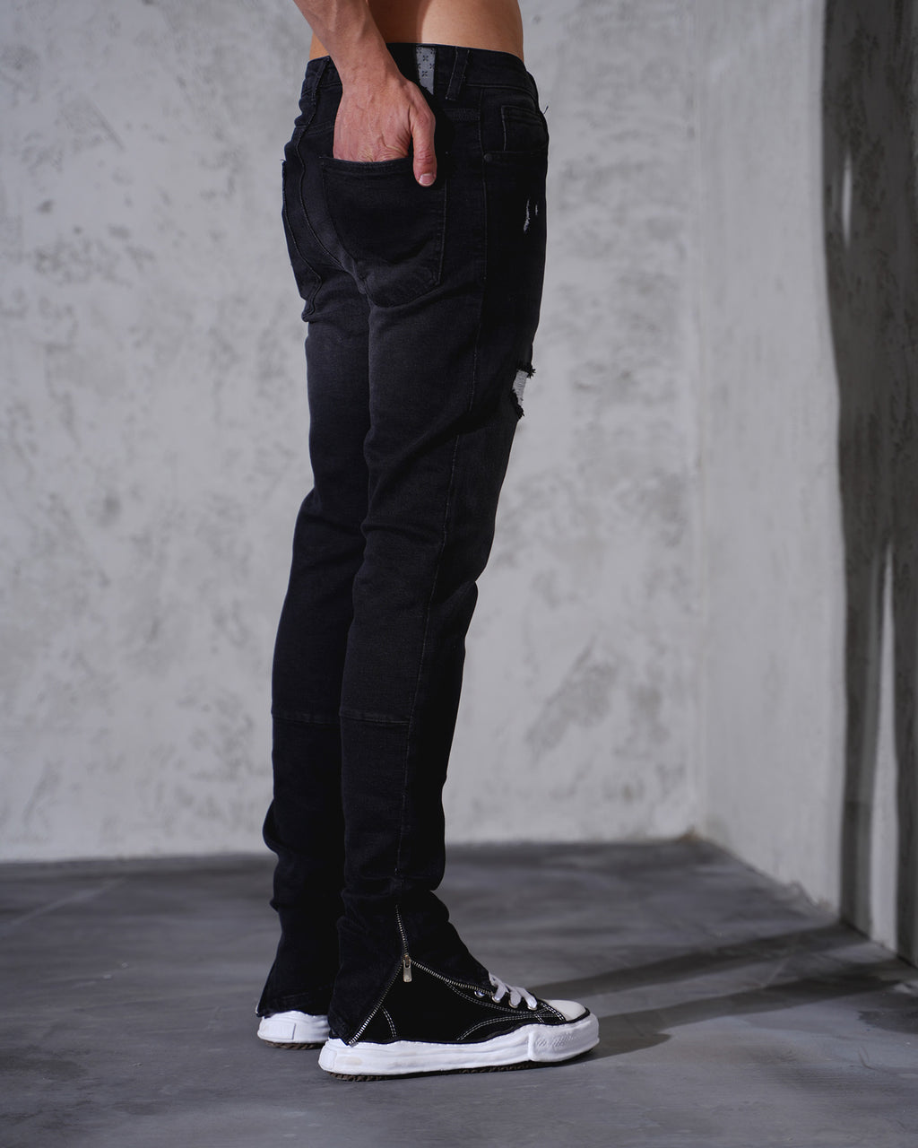 Jean noir slim déchiré homme – Détails destroy + zips chevilles