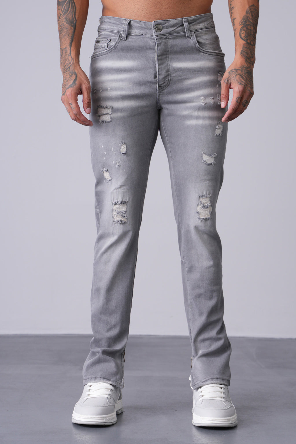 Jean gris homme délavé – Coupe droite avec effets destroy et éclaboussures