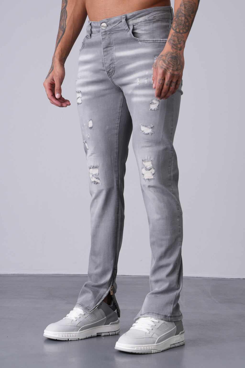 Jean gris homme délavé – Coupe droite avec effets destroy et éclaboussures
