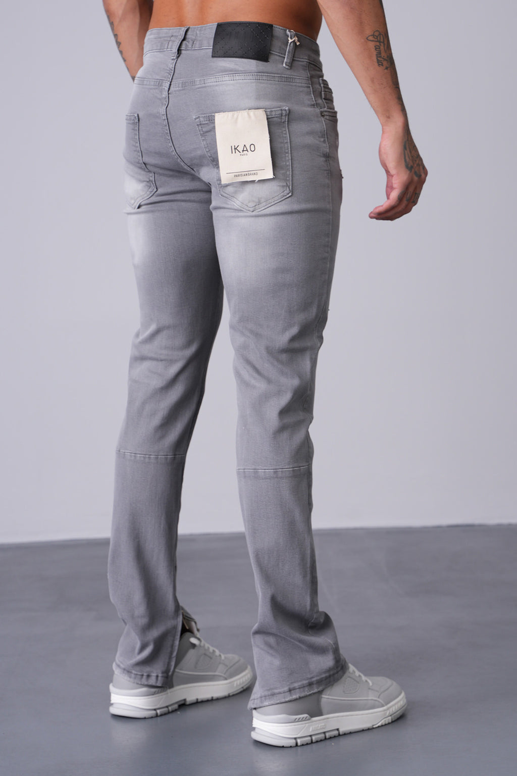 Jean gris homme délavé – Coupe droite avec effets destroy et éclaboussures