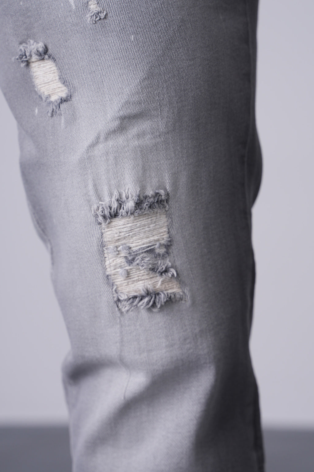 Jean gris homme délavé – Coupe droite avec effets destroy et éclaboussures