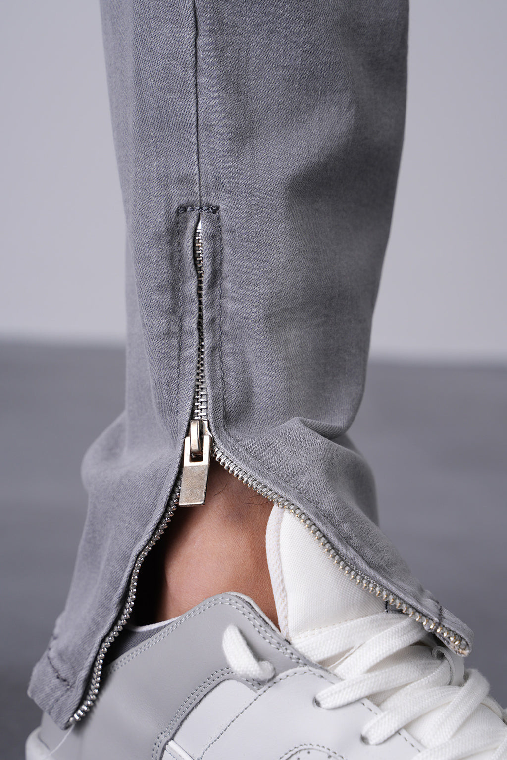 Jean gris homme délavé – Coupe droite avec effets destroy et éclaboussures