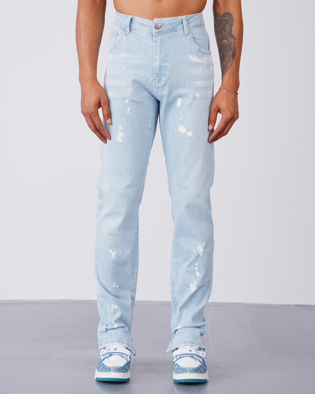Jean bleu clair homme – Coupe droite avec effet taches de peinture blanche
