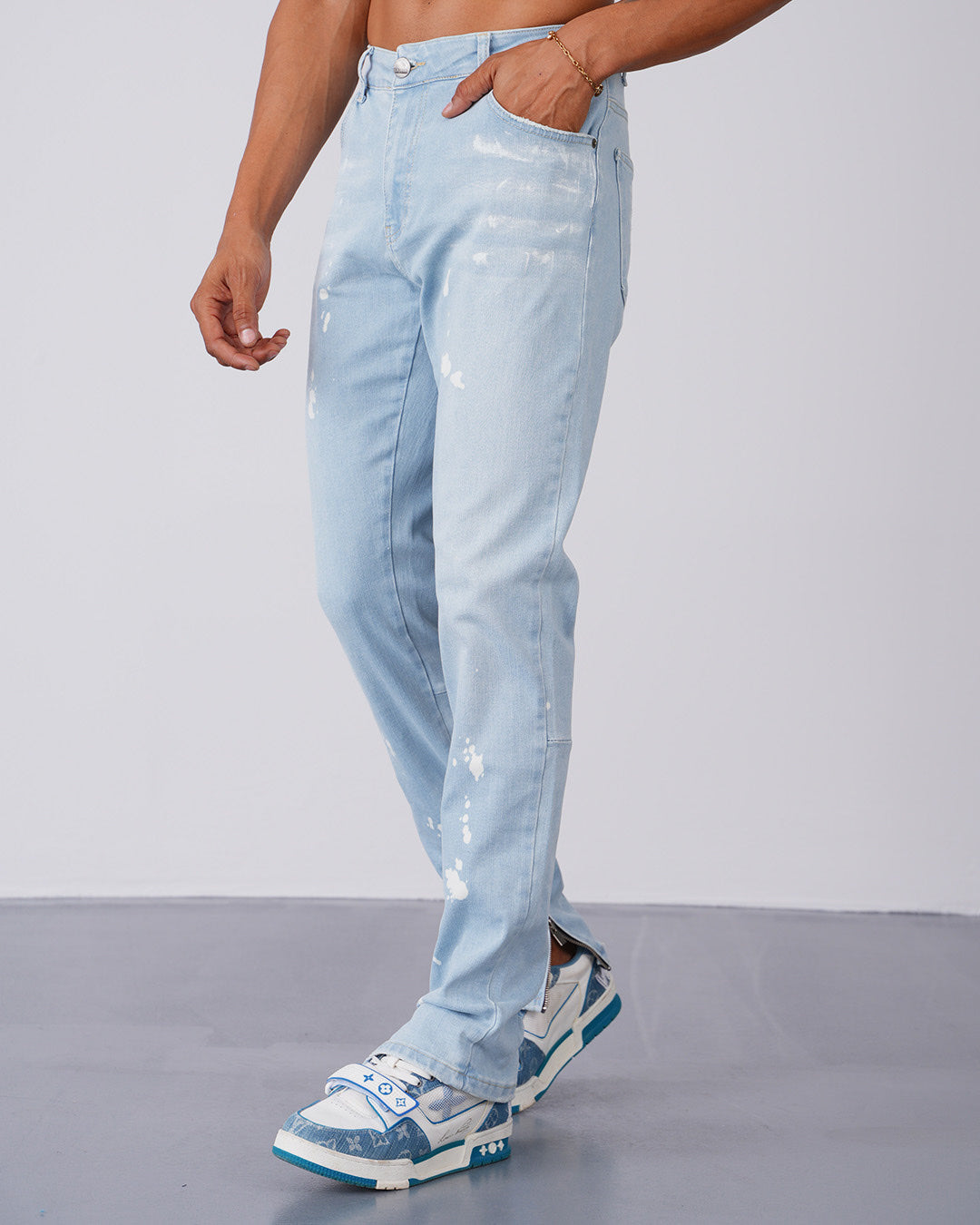 Jean bleu clair homme – Coupe droite avec effet taches de peinture blanche