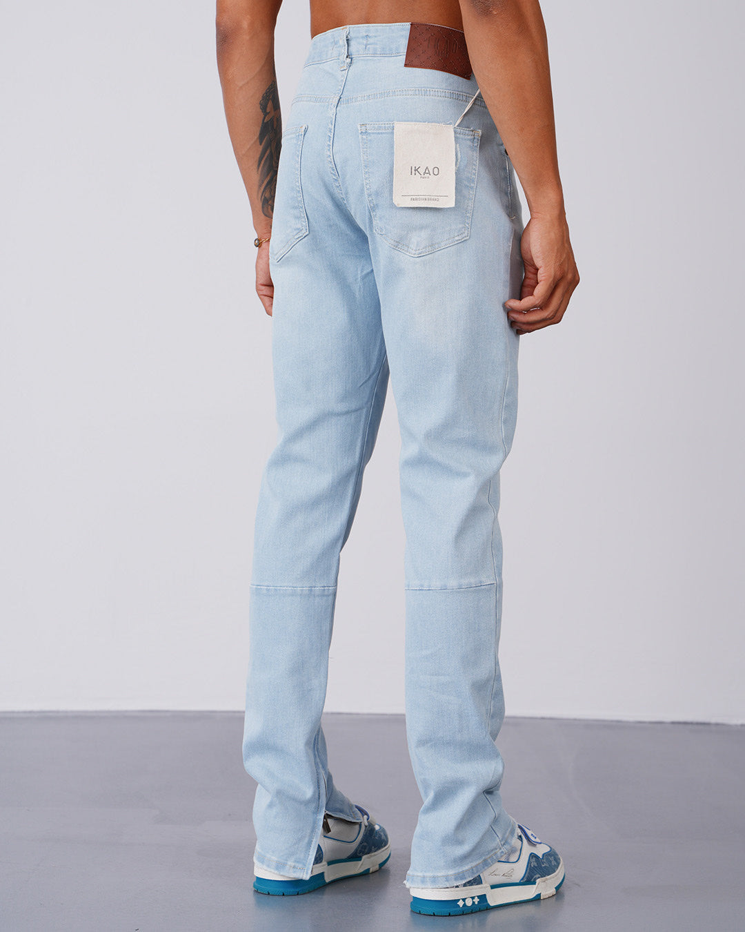 Jean bleu clair homme – Coupe droite avec effet taches de peinture blanche