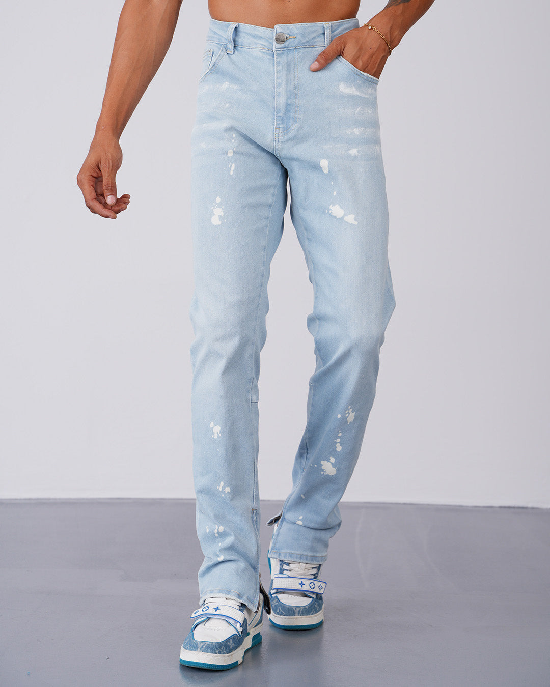Jean bleu clair homme – Coupe droite avec effet taches de peinture blanche