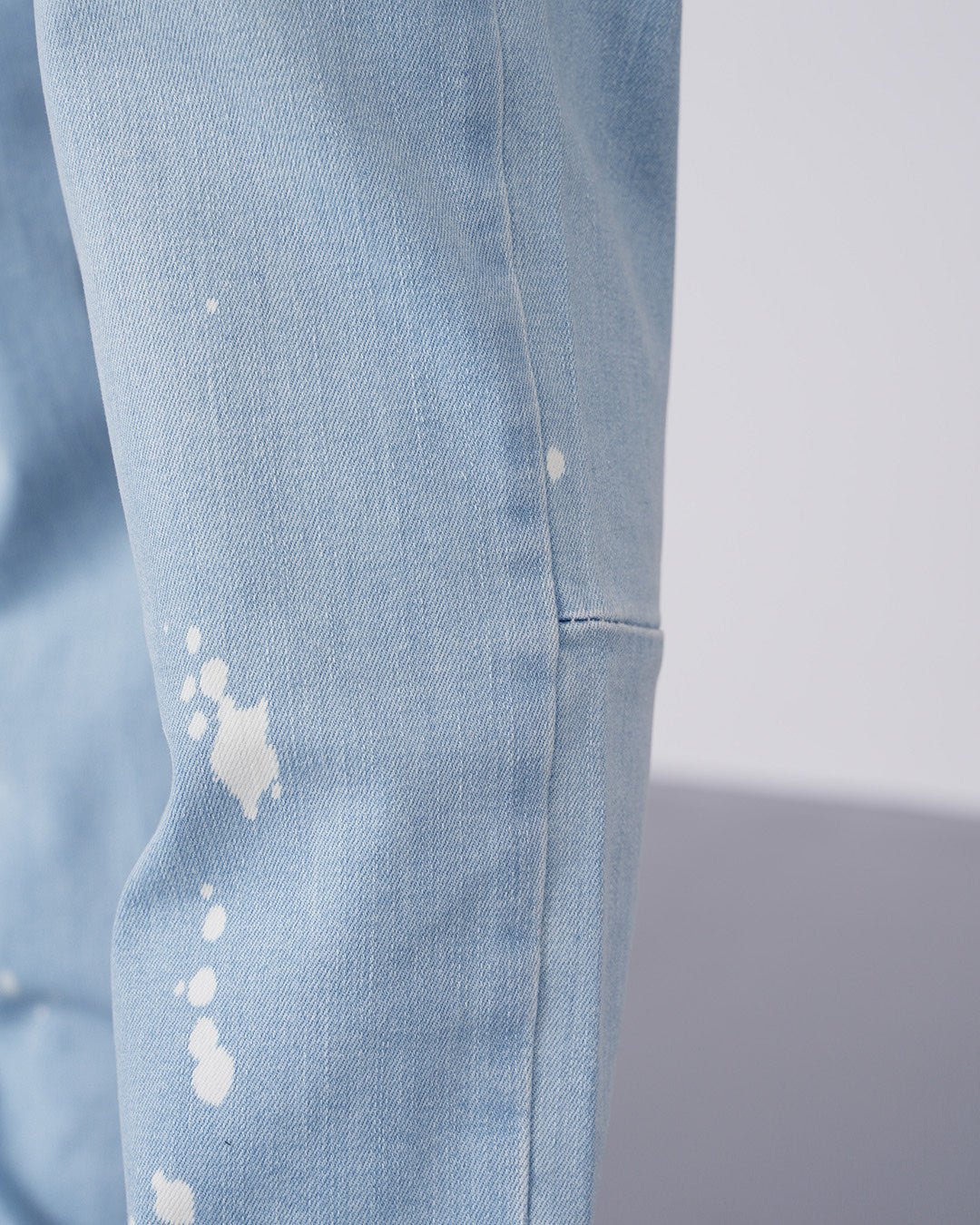 Jean bleu clair homme – Coupe droite avec effet taches de peinture blanche